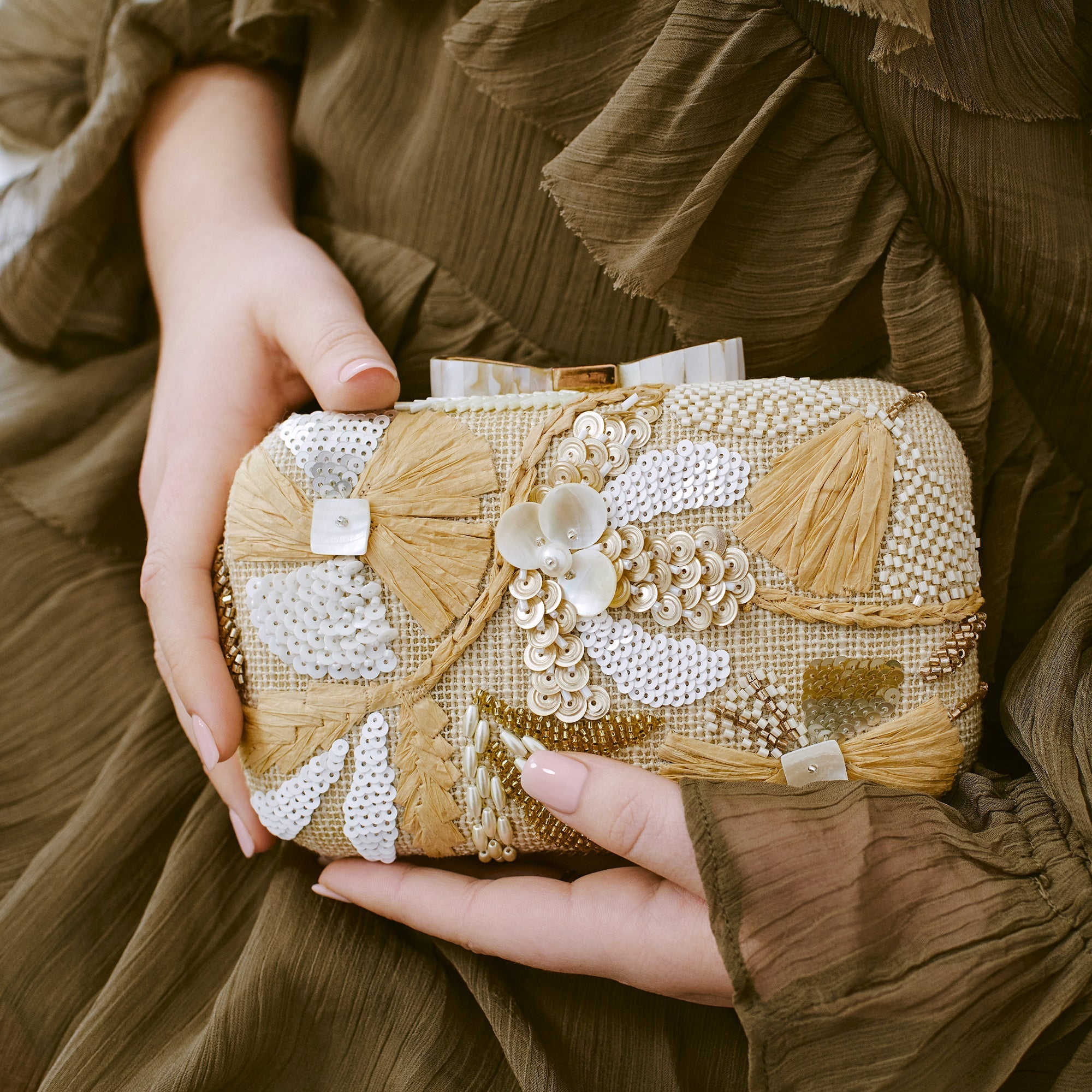 DAISY CLUTCH NATURAL MULTI BEADED